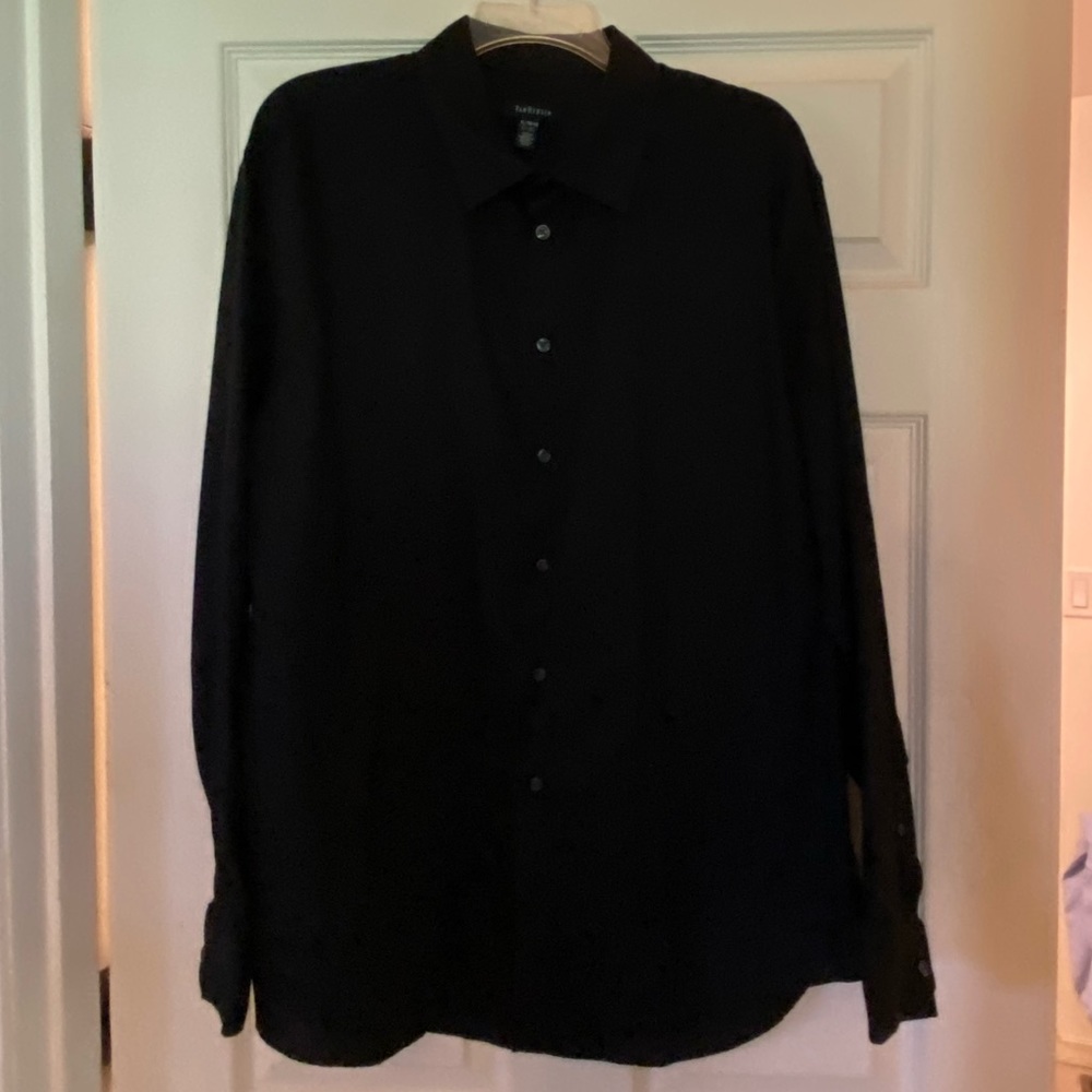 Men's Van Heusen long sleeved button up shirt